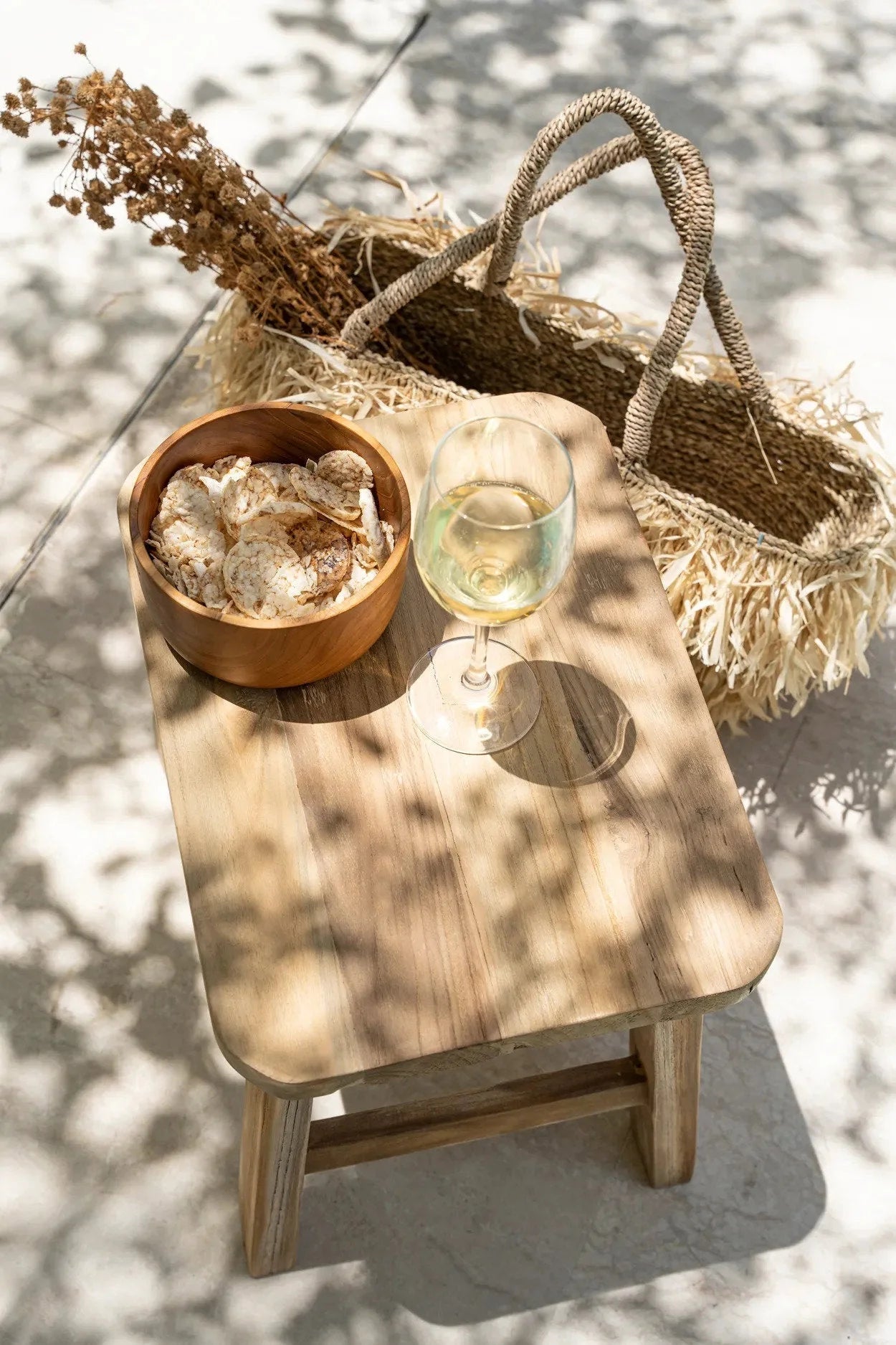Tabouret en bois de teck naturel clair avec dessus arrondi pour Saladier en teck naturel 15 cm