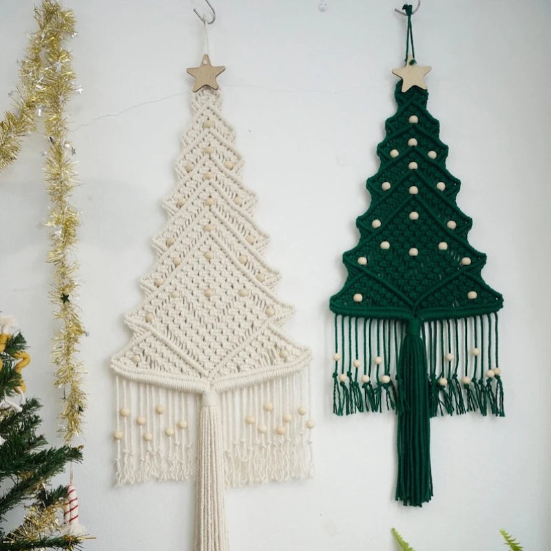 Sapin en macramé blanc avec perles en bois suspendu à un mur, décoration de Noël bohème.