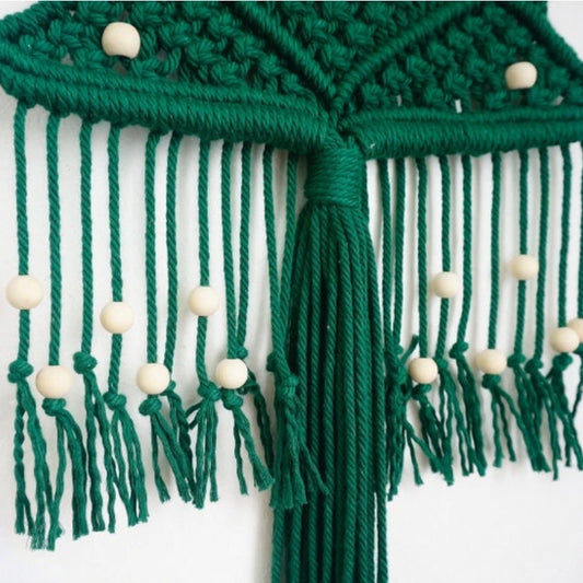 Sapin en macramé vert avec perles en bois et franges, parfait pour une ambiance festive et chaleureuse.