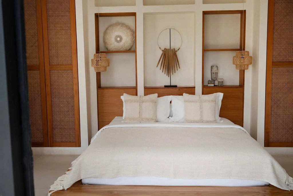 Lit bien fait avec linge clair, parfait pour la décoration circulaire en bois naturel