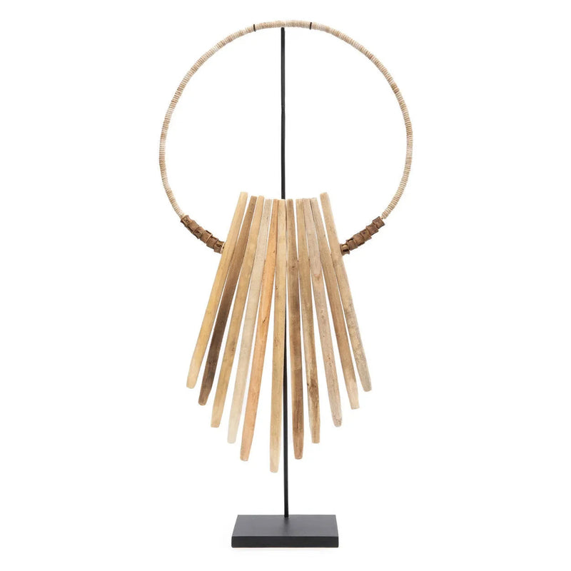 Sculpture décorative circulaire  en bois naturel sur socle – H85 cm