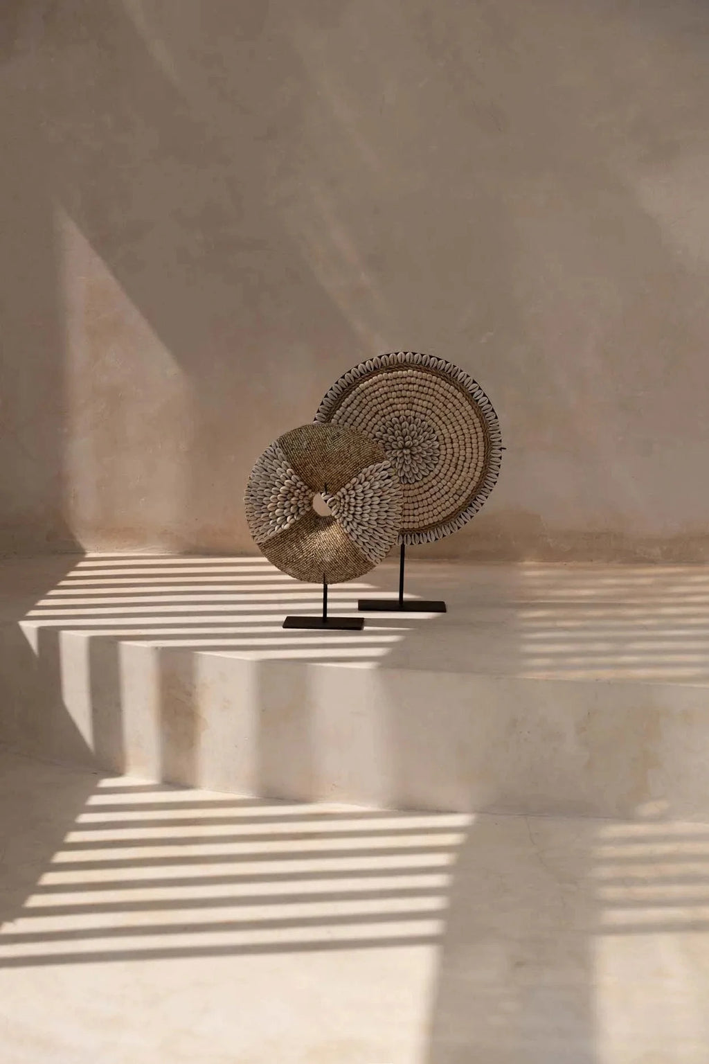 Sculpture décorative ronde en fibres naturelles et coquillages sur socle