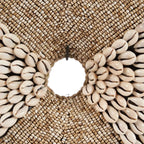 Adorno tribal circulaire en coquillages et fibres naturelles sur socle