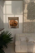 Canapé modulable en tissu blanc avec coussins moelleux, décoration naturelle en teck
