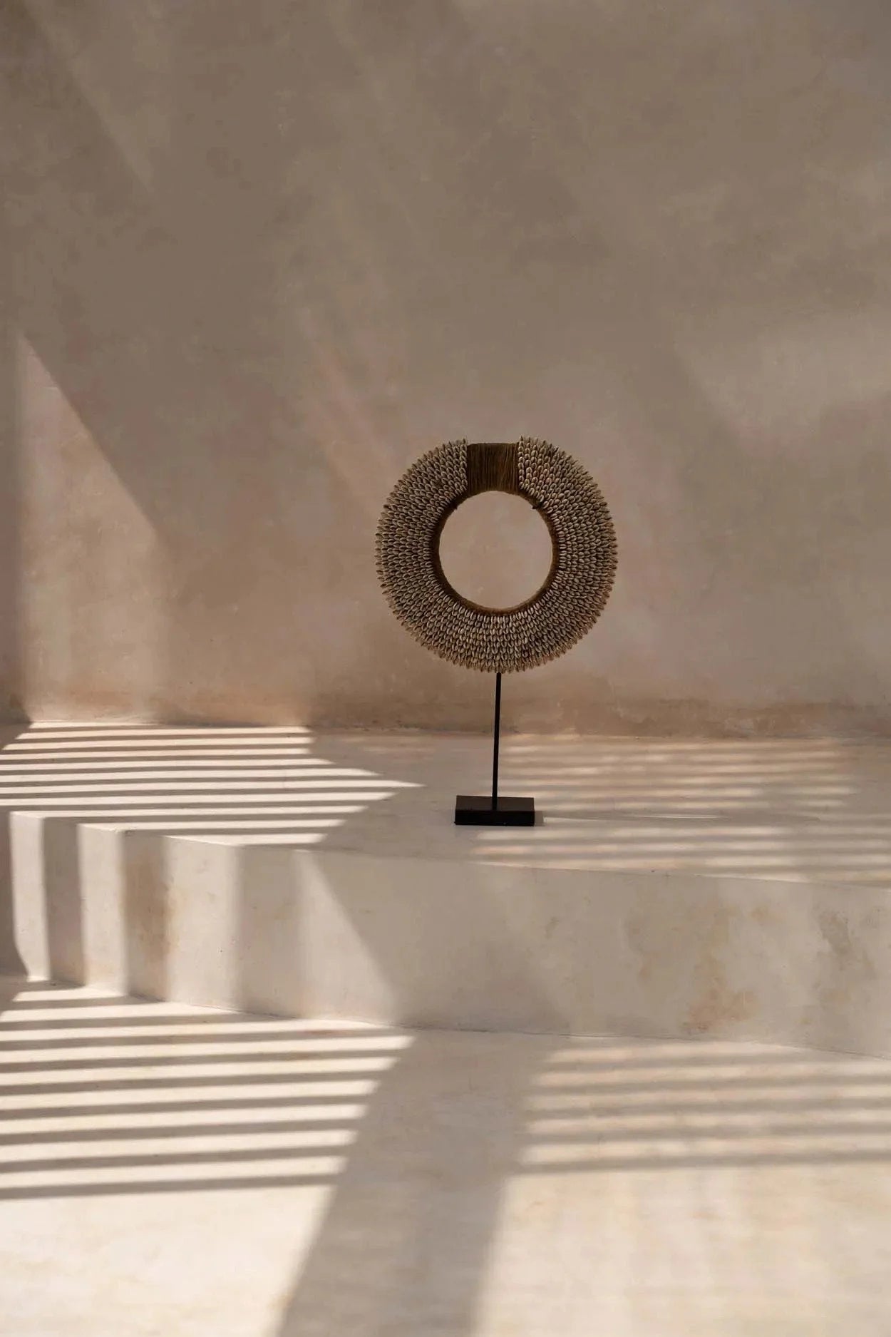 Sculpture murale en coquillage naturel sur socle 52 cm