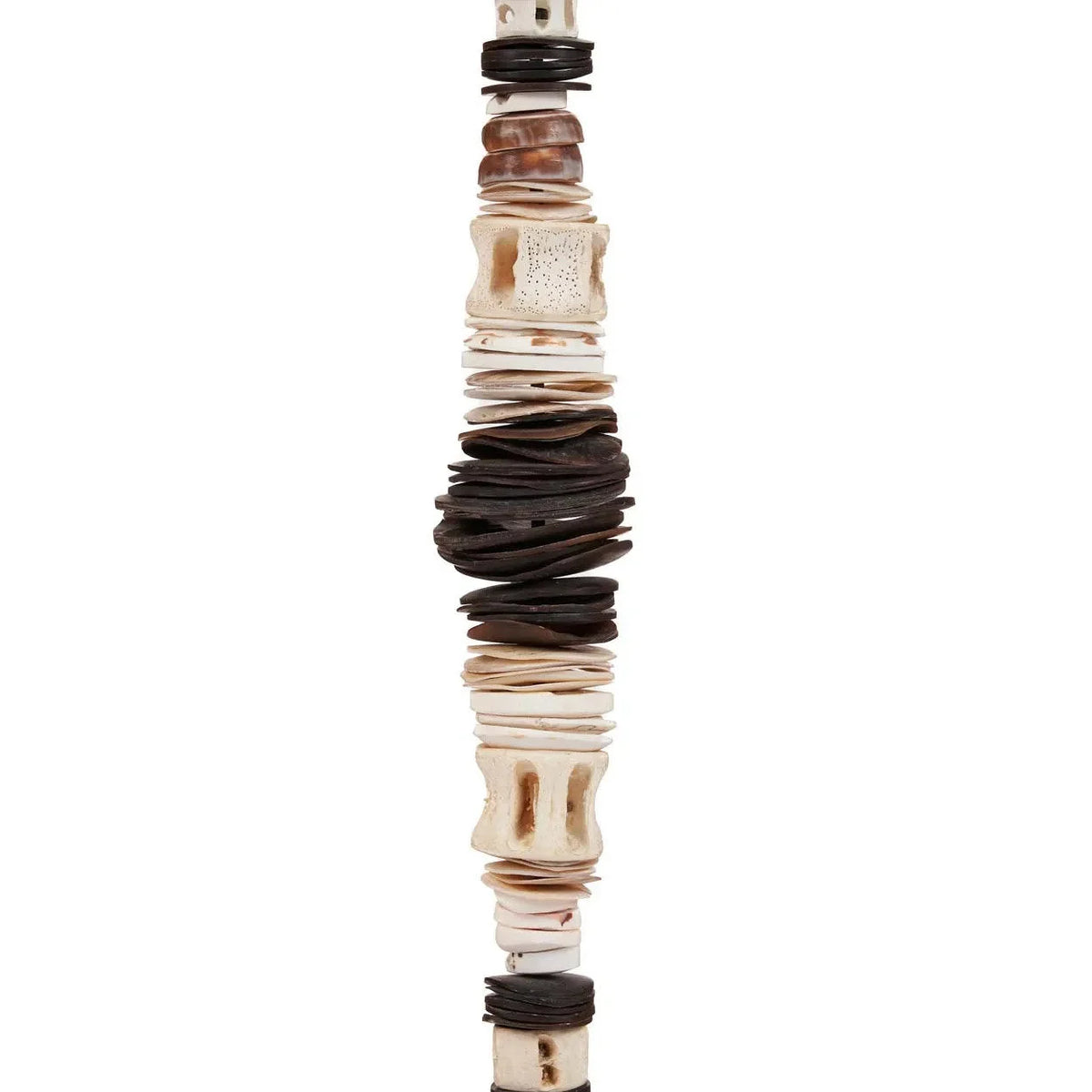 Totem sculptural en coquillages noir et blanc, H55 cm sur socle artisanal