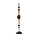 Totem sculpture en coquillage noir et blanc sur socle artisanal, H55 cm