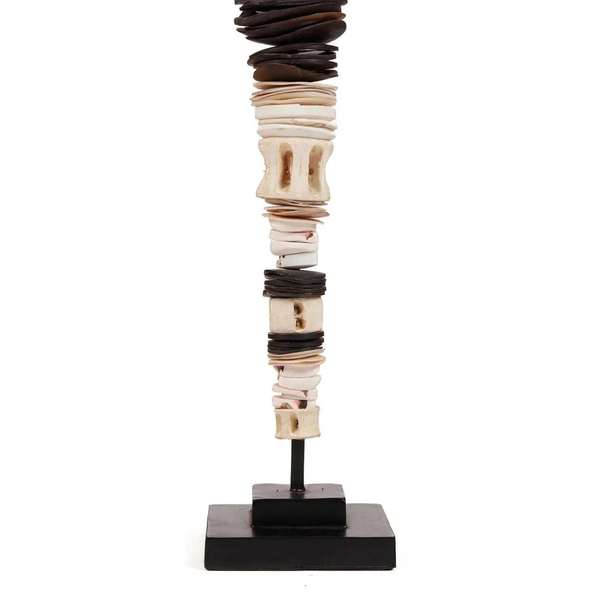 Totem sculptural en coquillage noir et blanc sur socle artisanal, H55 cm