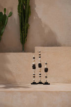 Totem de sculptures en coquilles noires et crème empilées sur socle artisanal, H55 cm