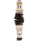 Totem décoratif en céramique coquillage noir et blanc sur socle, boutons artisanaux crème et marron