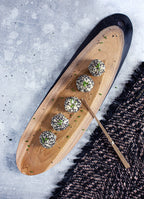 Planche en bois ovale longue à bord noir et grain naturel, set de table coton gaufré noir cuivré frangé