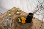 Plateau en raphia avec fruits tranchés et boissons pour décoration élégante
