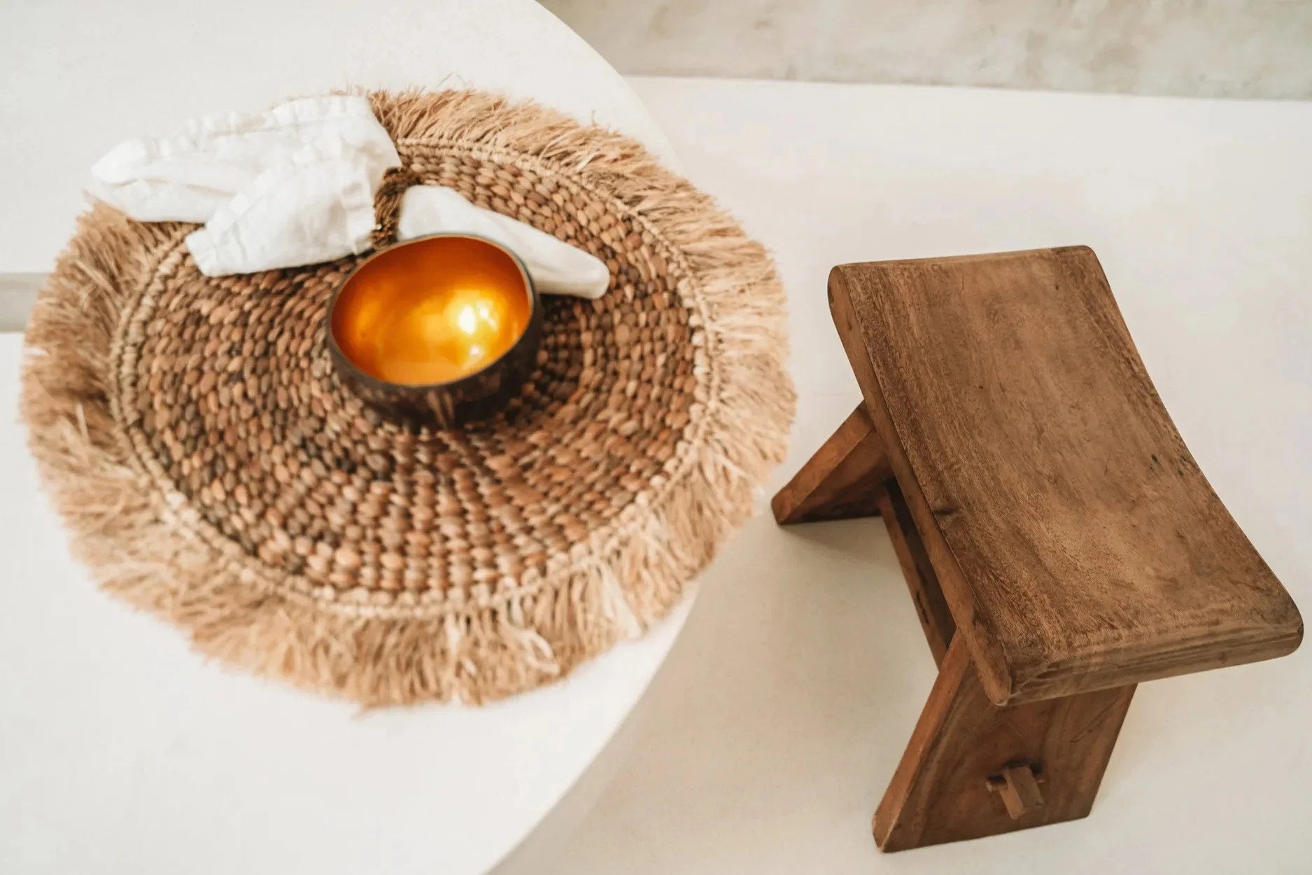 Set de table rond en raphia et jacinthe d’eau avec franges, avec bol doré et tabouret en bois