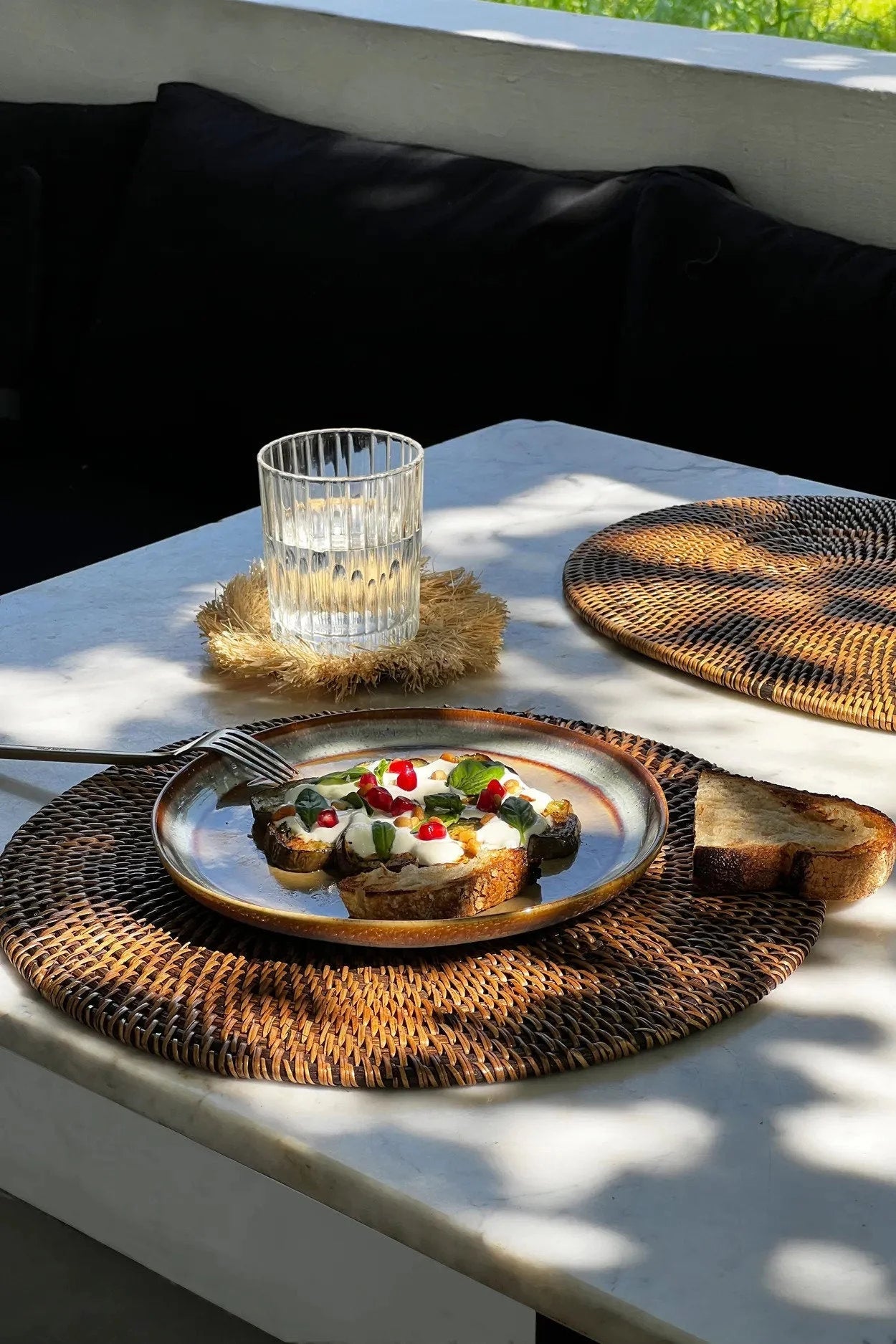 Assiette de toast bruschetta avec fromage blanc, baies rouges et herbes vertes