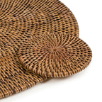 Deux sets de table ronds en rotin tressé marron naturel pour la décoration de table