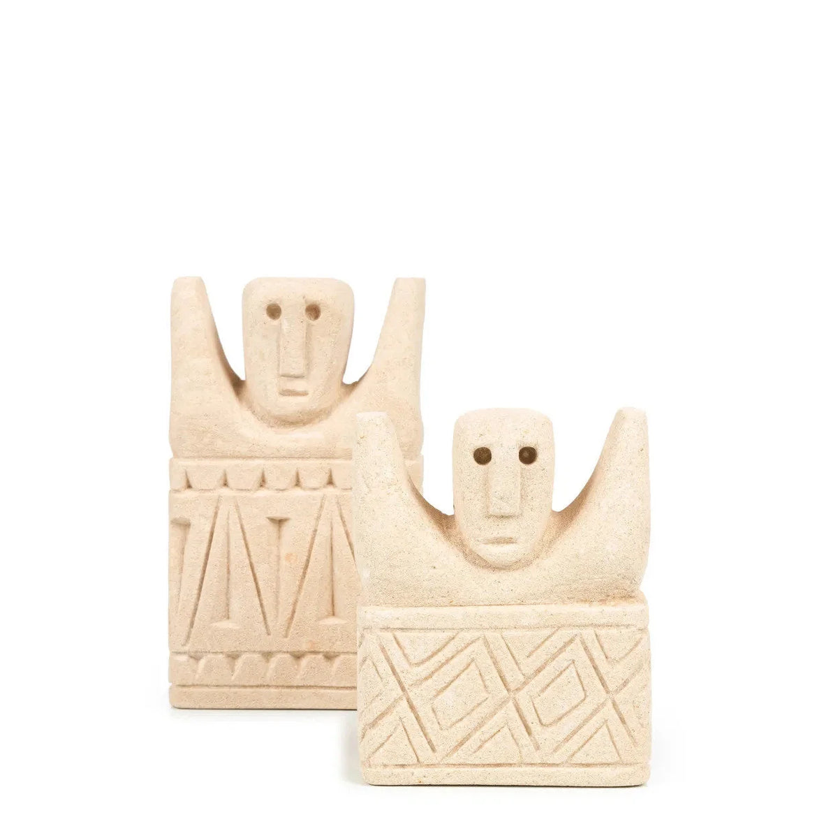 Statues en grès sculptées à la main avec motifs géométriques et bras levés