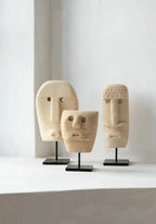 Trois sculptures en bois sculpté visage sur socles noirs, Statue en grès Sumba