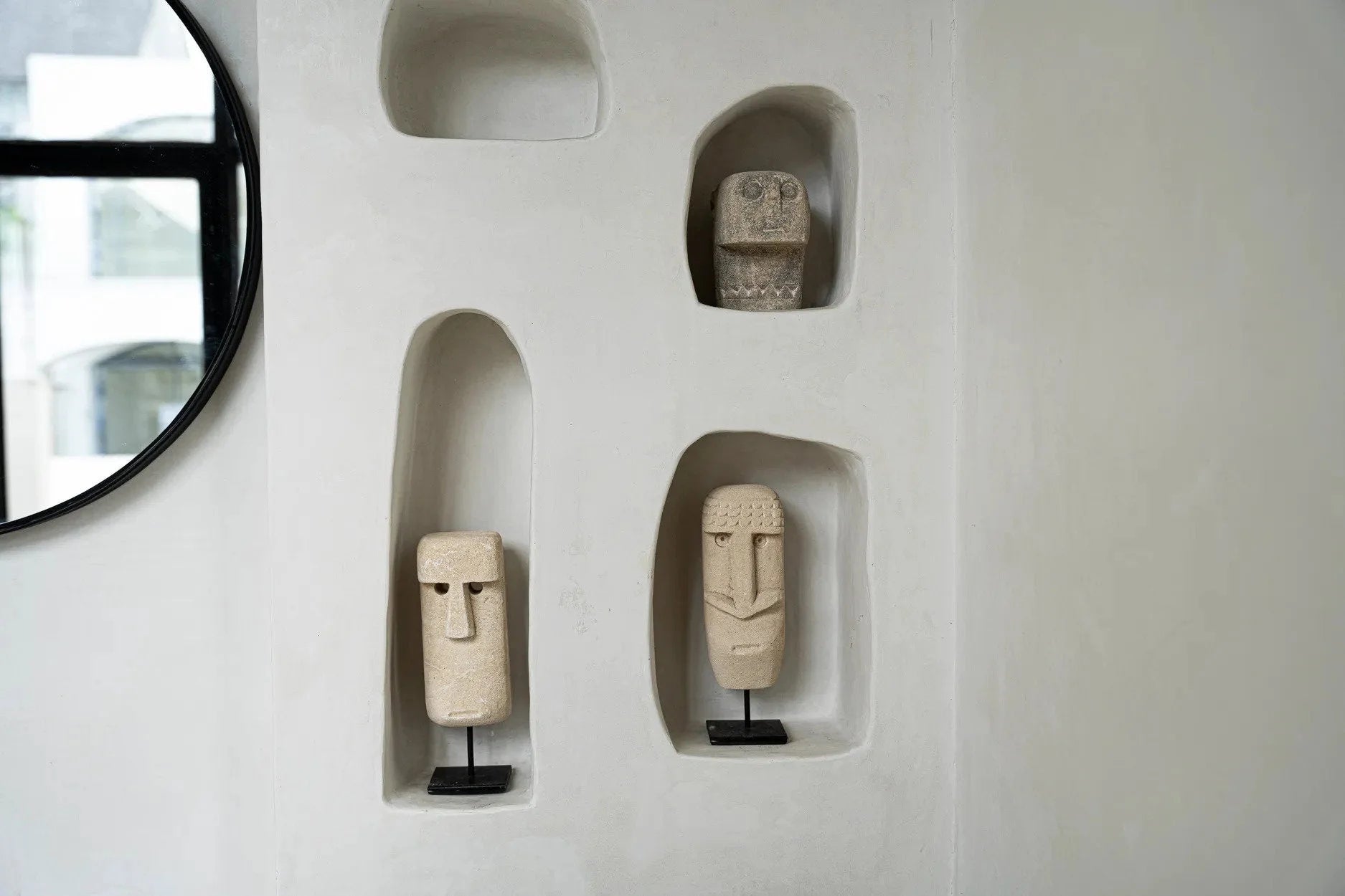 Statues Moai décoratives en grès beige sur socle en bois sculpté à la main