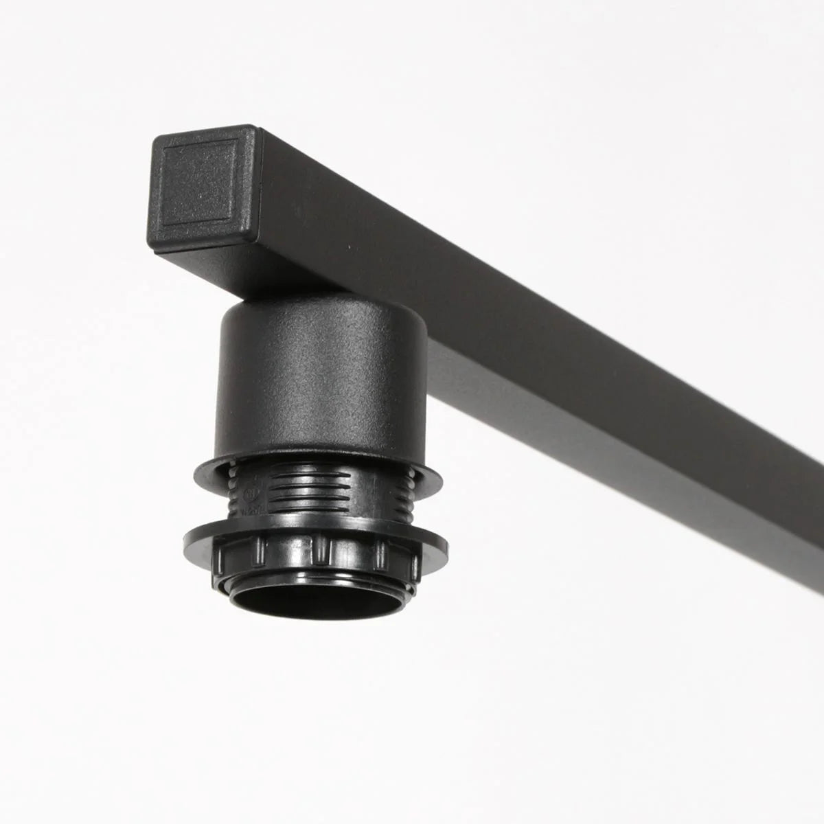 Barre en métal noire avec douille en plastique noir pour suspension abat-jour tissu noir intérieur doré