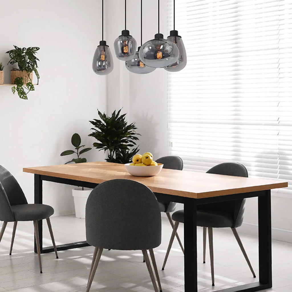 Salle à manger moderne avec suspension 5 lumières en verre fumé et acier noir