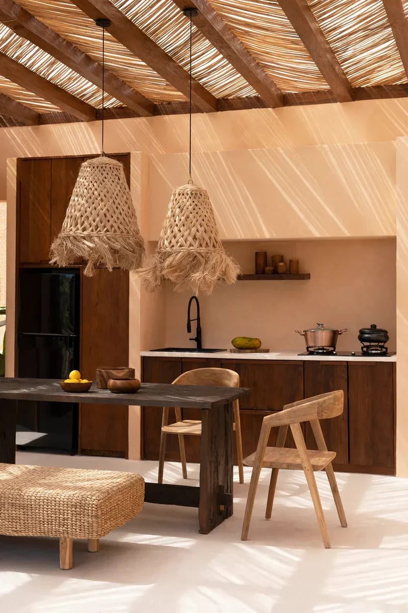 Suspension en abaca forme méduse naturelle 43 cm dans une cuisine moderne avec textures naturelles