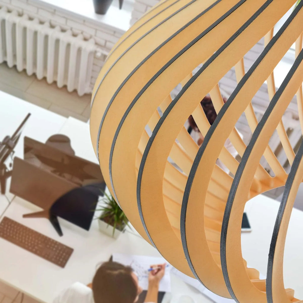 Abat-jour en bois spiralé forme goutte naturel pour suspension Ø50 cm