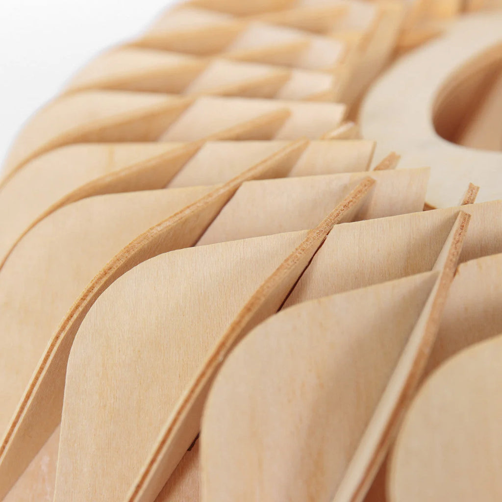 Structure géométrique en bois naturel pour suspension design ondulé avec câble noir Ø46 cm
