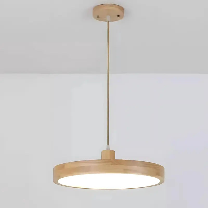Suspension bois ronde installée dans un salon