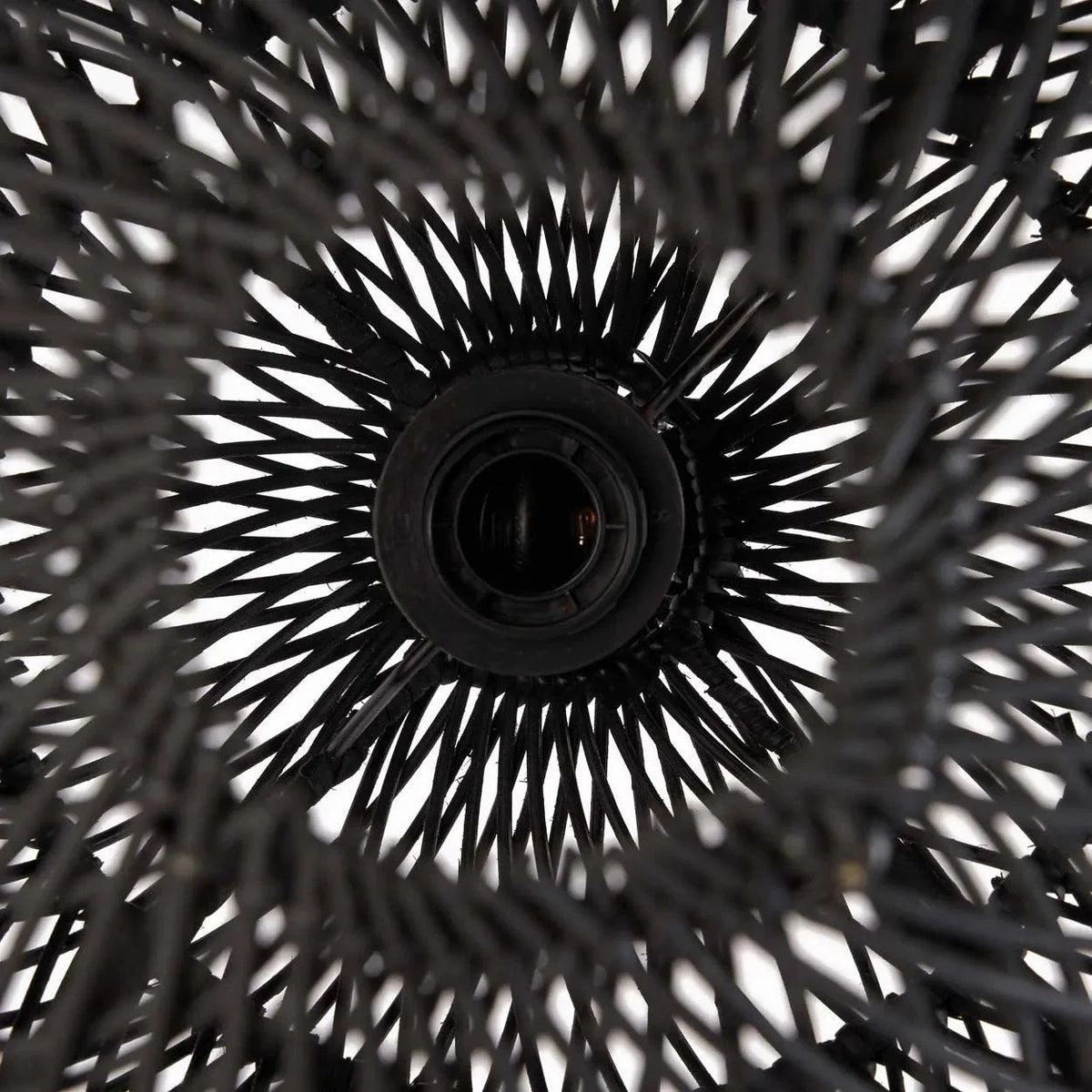 Suspension boule en rotin tressé noir ajouré – Ø30 cm