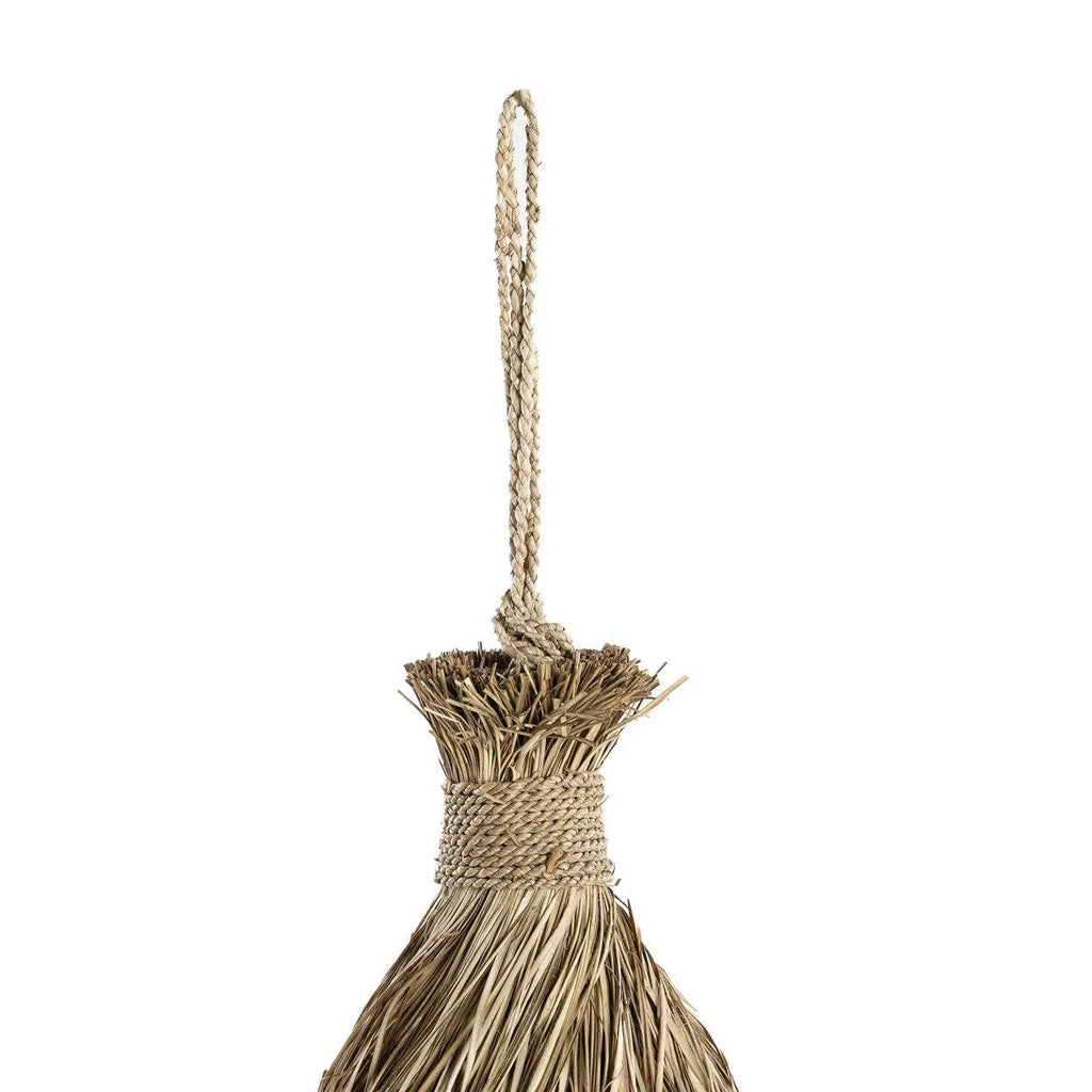 Cloche de suspension en mendong tressé naturel avec balai de paille – Ø50 cm