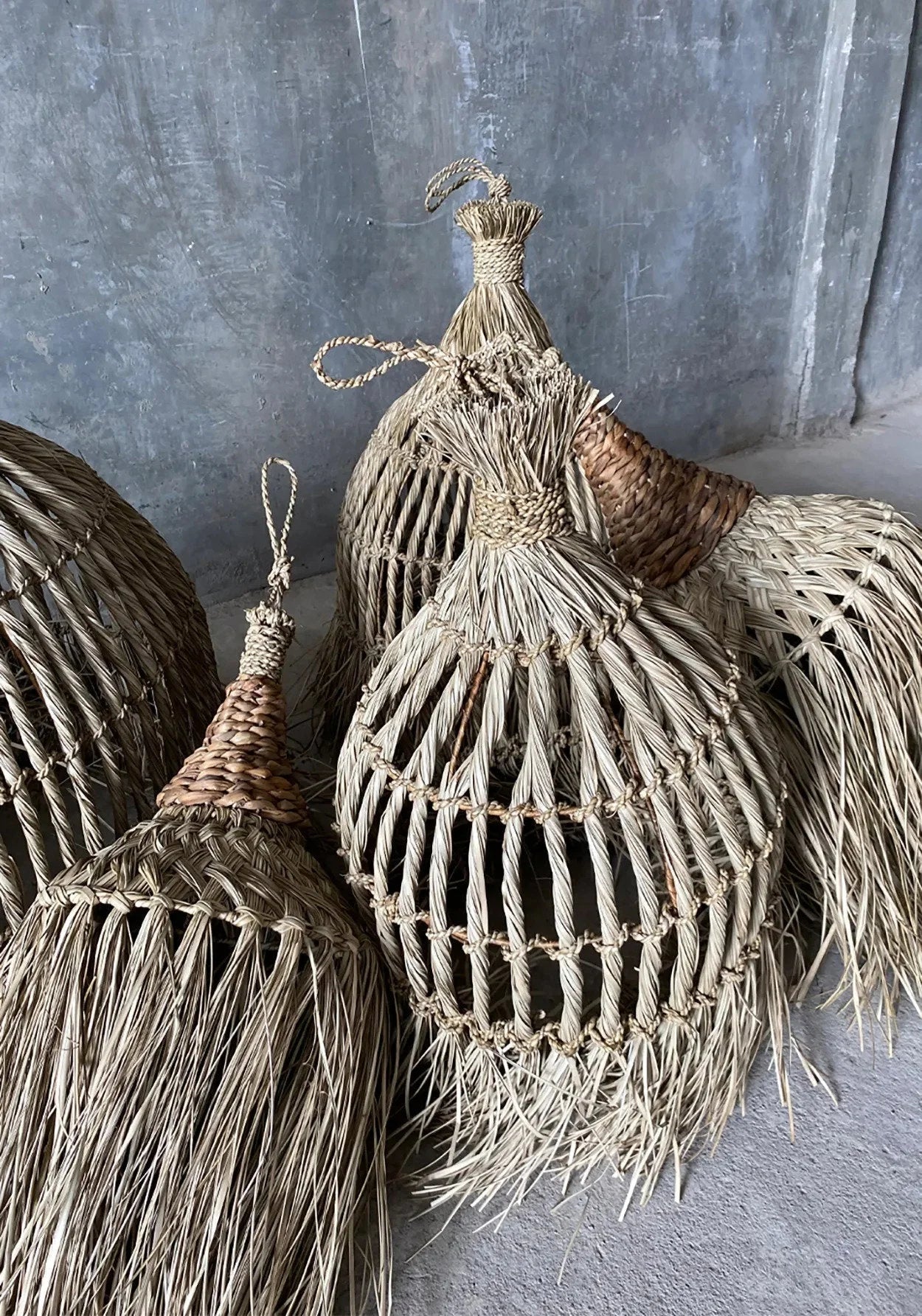 Cloche de suspension en mendong tressé naturel Ø50 cm rustique à franges