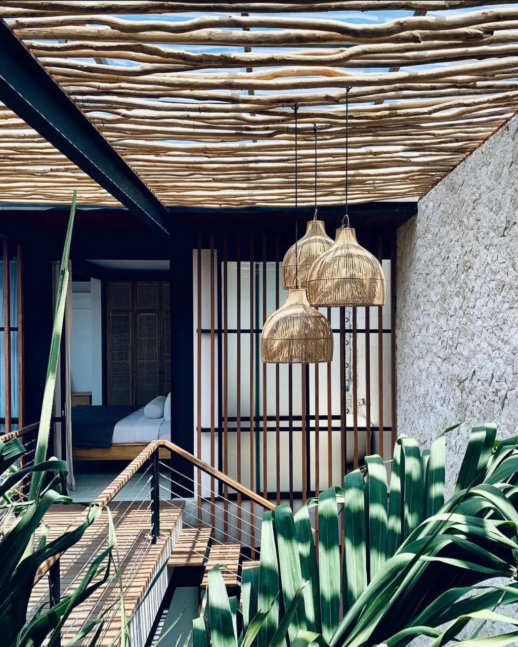 Trois suspensions cloches en rotin tressé naturel ajouré Ø40 cm au plafond rustique en bois