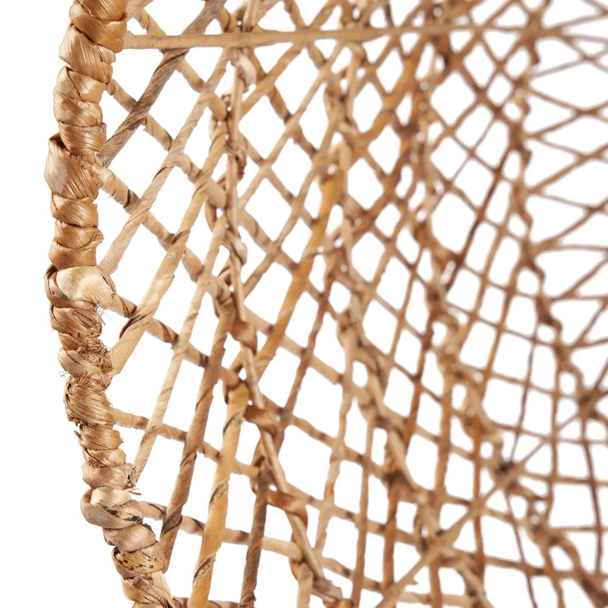 Suspension conique en feuille de bananier tressée motif croisé – H70 cm