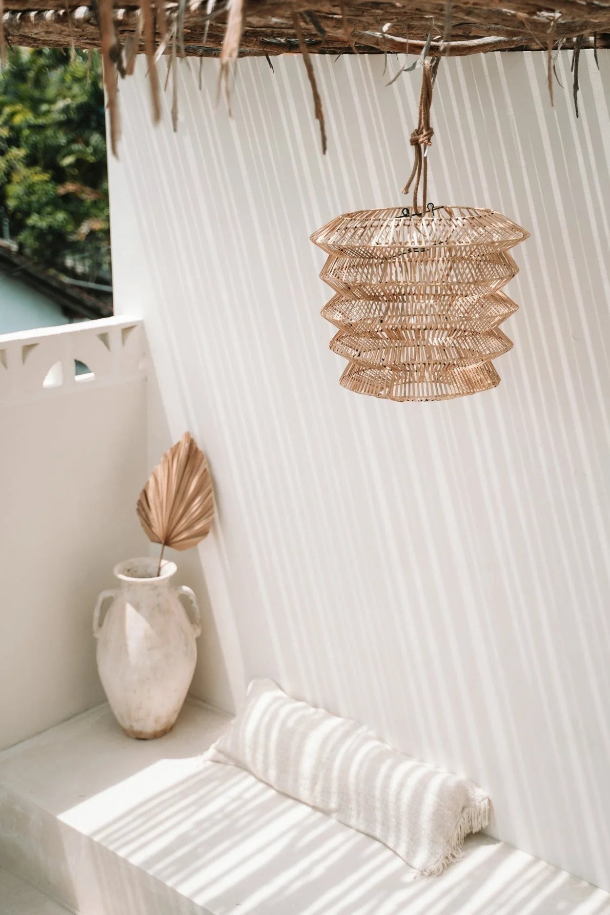 Suspension conique en rotin naturel avec luminaire en couches pour une ambiance chaleureuse