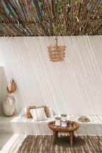 Espace lounge extérieur style bohème avec suspension conique en rotin naturel