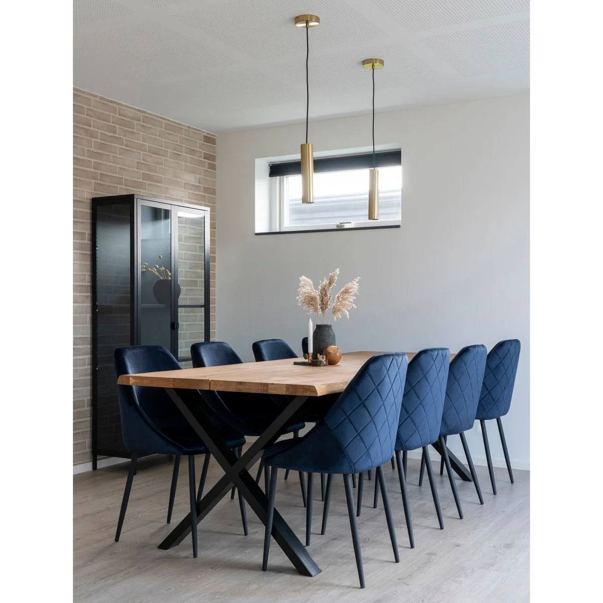 Chaises de salle à manger en velours bleu profond matelassé avec pieds en métal noir en X