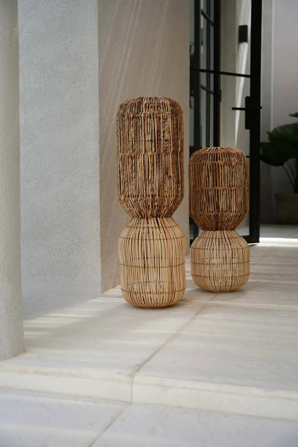 Suspension cylindrique en rotin tressé naturel à motifs contrastés – H60 cm