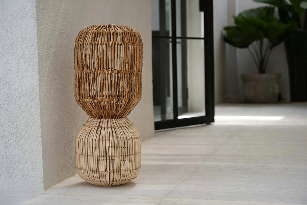 Suspension cylindrique en rotin tressé naturel à motifs contrastés – H60 cm