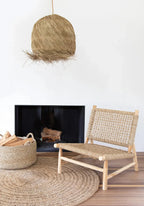 Chaise d’accent en fibre naturelle tressée avec cadre en bois clair, forme ronde