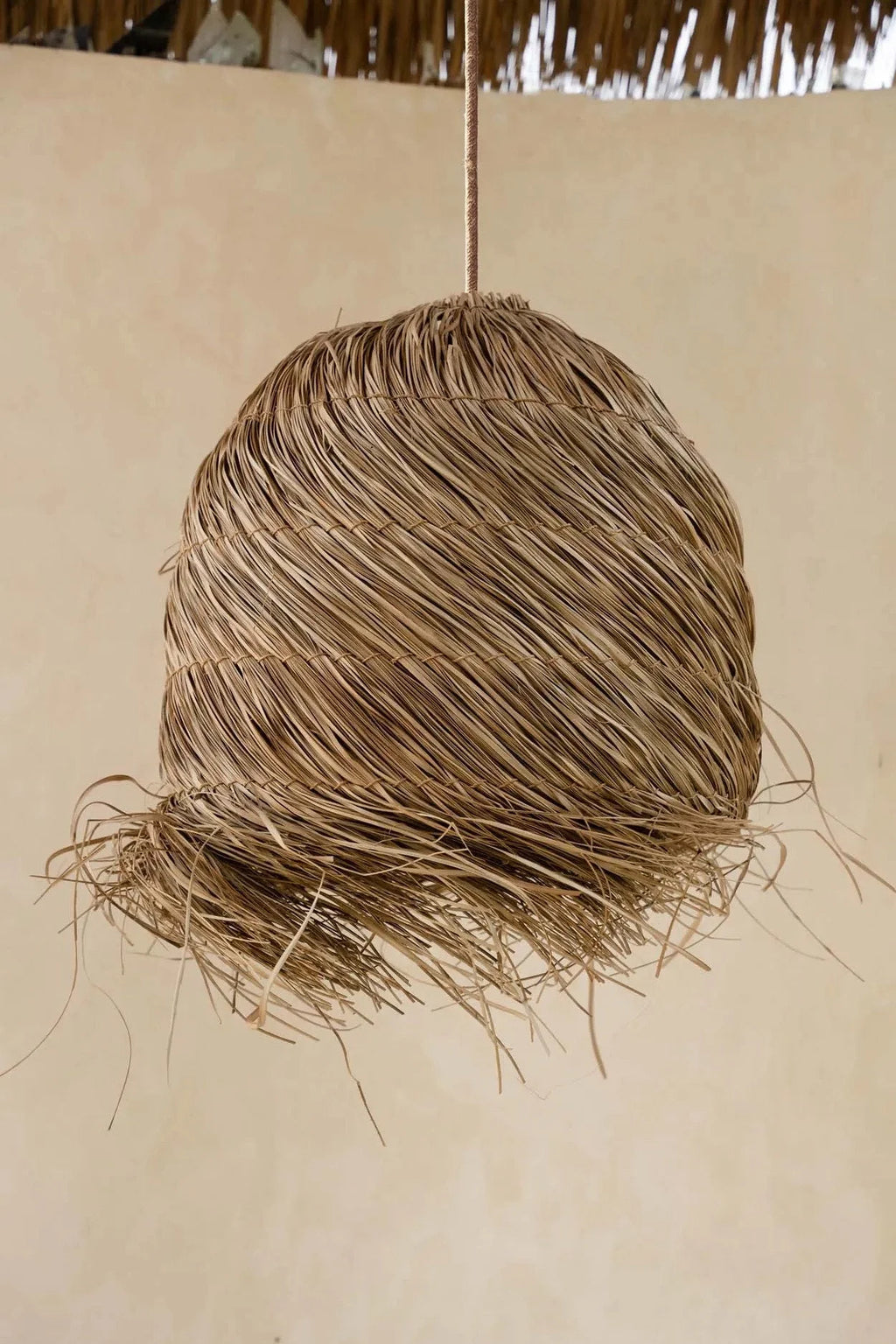 Luminaire suspendu en paille tressée naturelle ronde avec bords effilochés Ø50 cm
