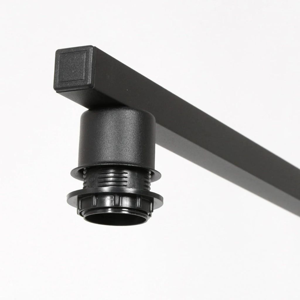 Support de lampe noir fixé à une barre en métal carré pour suspension linéaire