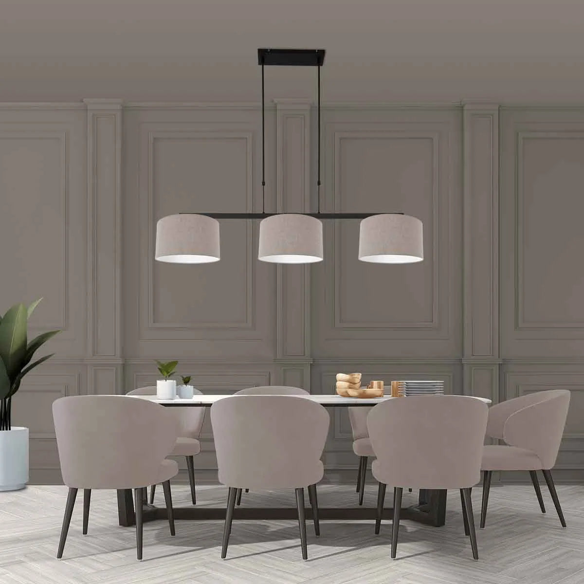 Suspension linéaire en métal noir avec trois abat-jours en tissu taupe dans une salle à manger moderne