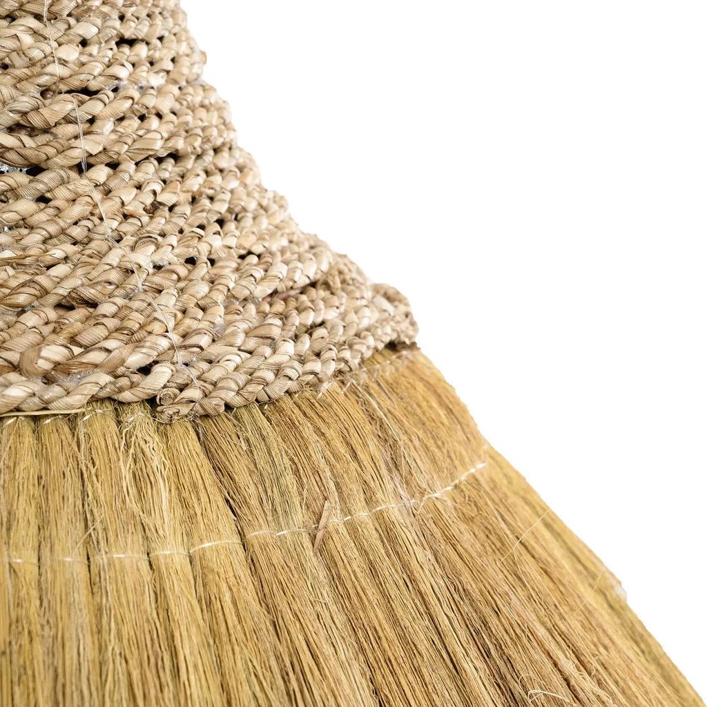 Balai en paille mendong tressée naturelle, manche beige, franges dorées, Ø50 cm