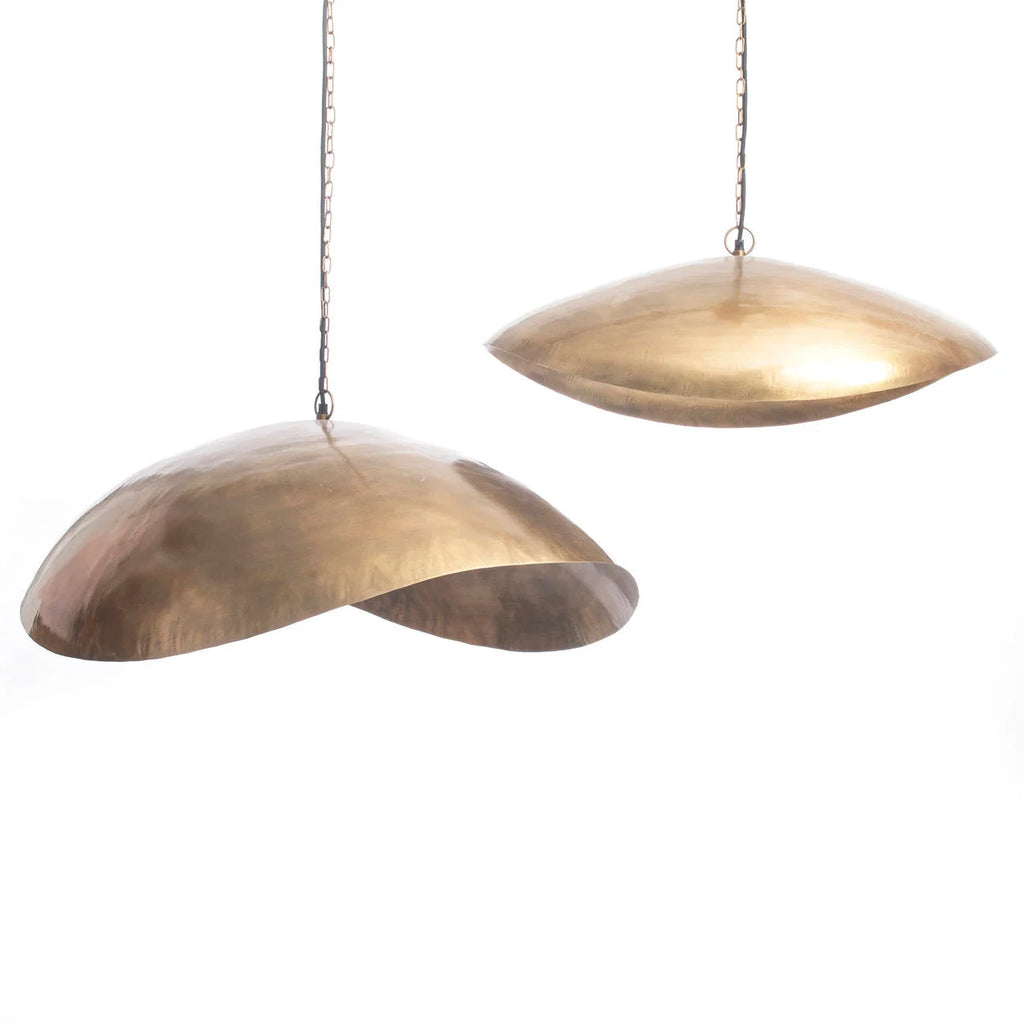 Deux suspensions en métal martelé laiton torsadé XL, 100x70 cm
