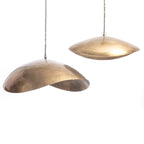 Deux suspensions en métal martelé laiton torsadé XL, 100x70 cm