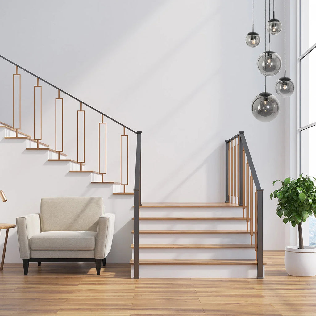 Escalier moderne avec rampe en métal dans le produit Suspension multiple en verre fumé noir boules dégradées Ø60 cm