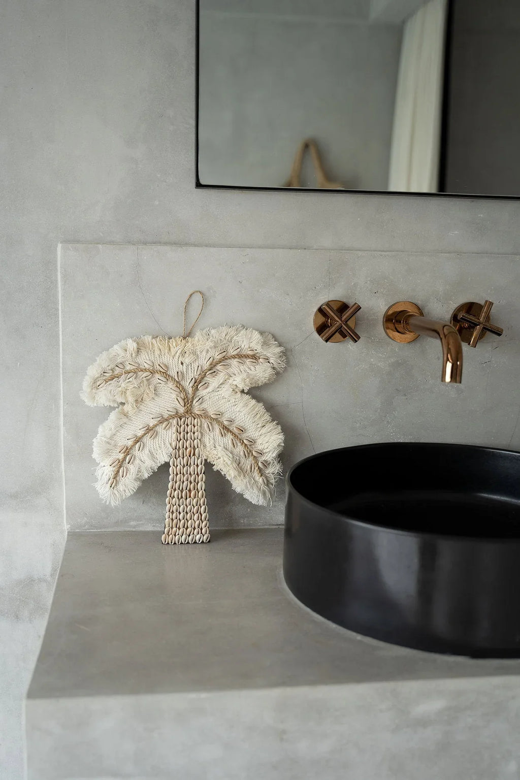 Suspension murale palmier naturel en macramé crème avec coquillages, H27 cm