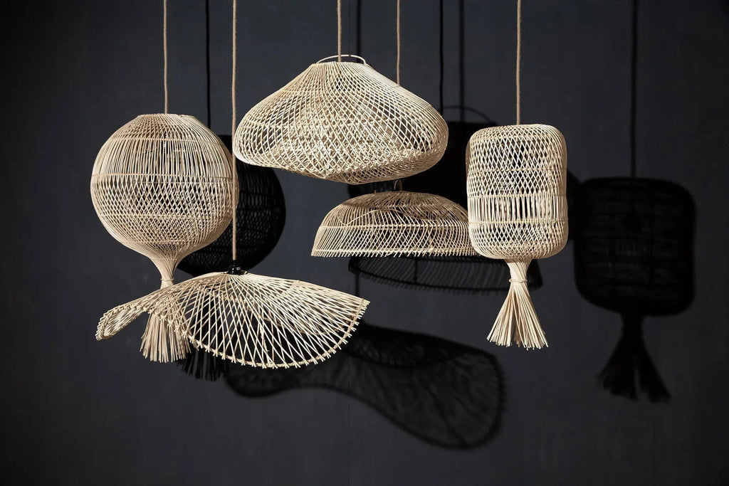 Suspension ovale en rotin naturel ajouré avec lampes en fibres naturelles organiques