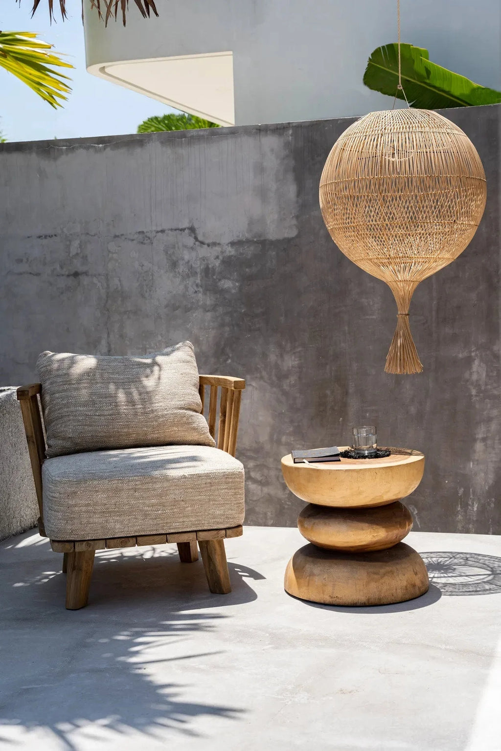 Suspension ovale en rotin naturel ajouré avec design en ballon en rotin