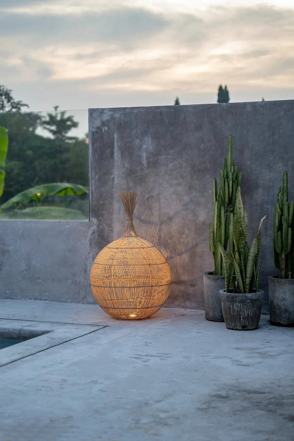 Suspension ovale en rotin naturel ajouré avec lampe sphérique extérieure à l’intérieur